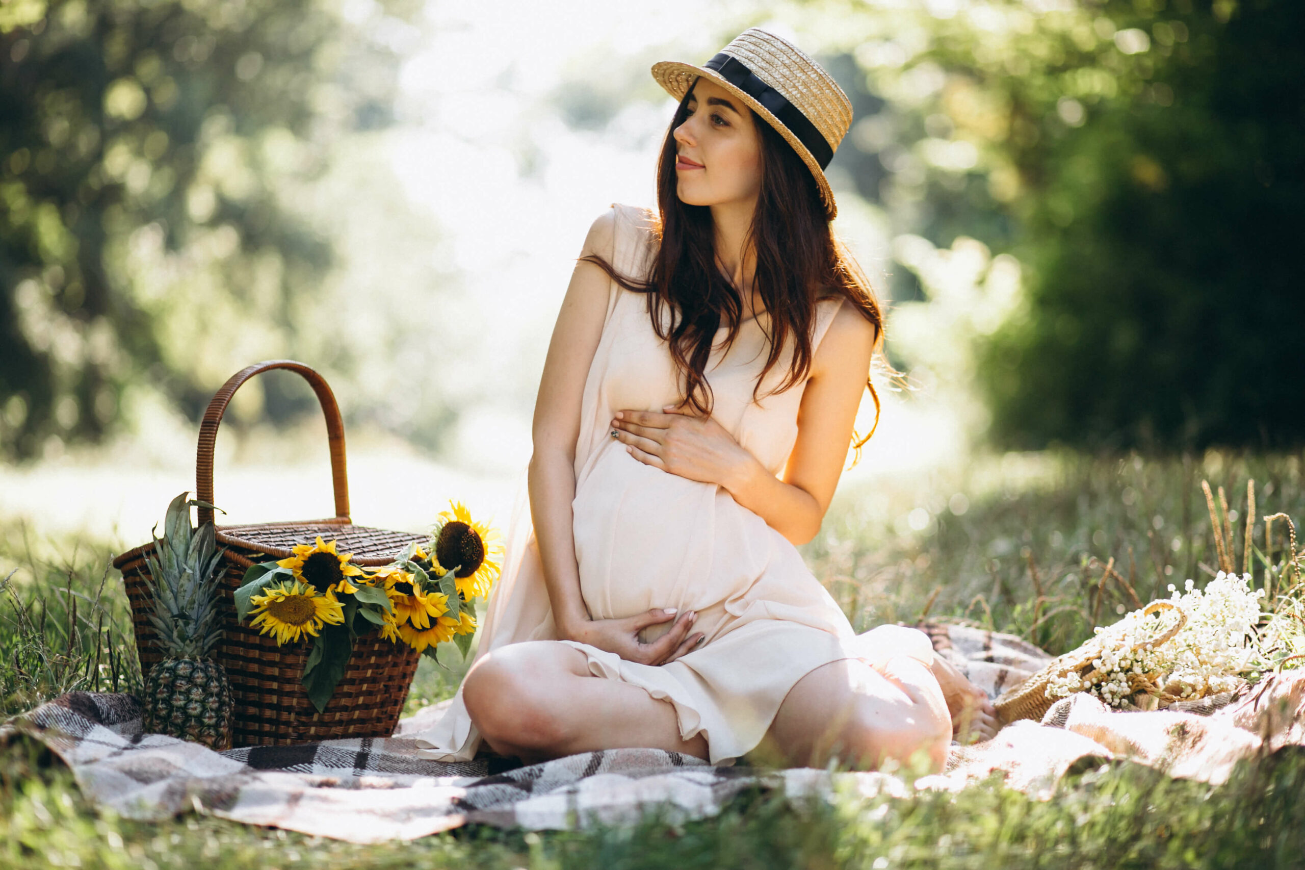 femme-Enceinte et sereine en été