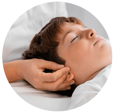 femme-osteopathe-traitant-enfant-massant-sa-tete (1)