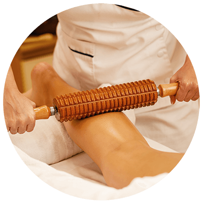 therapeute-meconnaissable-effectuant-maderotherapie-jambes-femme-pendant-massage-au-spa (1)